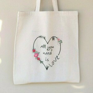 Τσάντα πάνινη tote bag από 100% βαμβακερό ύφασμα κεντημένη στο χέρι, σχέδιο "All you need is love" - ύφασμα, ώμου, tote, πάνινες τσάντες - 2