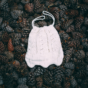 Λευκή πλεκτή τσάντα με λεπτομέρειες φύλλα και κρεμαστές χάντρες(22*20cm) - νήμα, πουγκί, χειρός, πλεκτές τσάντες, μικρές - 2