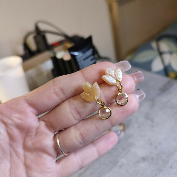 Μικρά σκουλαρίκια με πέτρα από πολυμερή πηλό - swarovski, πηλός, λουλούδι, καρφωτά, μικρά - 4
