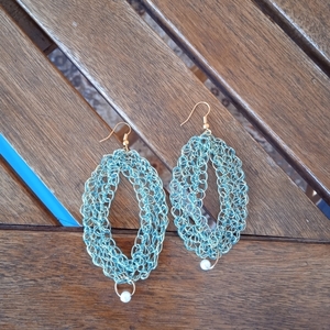 Wire crochet οβάλ σκουλαρίκια με λευκή πέρλα στο τελείωμα τους. - χαλκός, κρεμαστά, πέρλες, μεγάλα, γάντζος