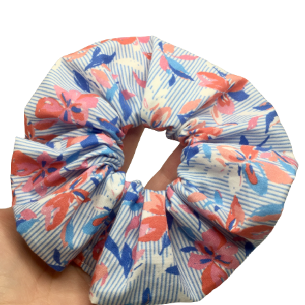 Υφασμάτινο λαστιχάκι scrunchie with stripes and blue flowers - ύφασμα, κορίτσι, φλοράλ, για τα μαλλιά, λαστιχάκια μαλλιών