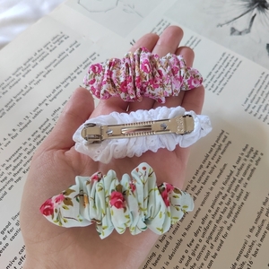 Χειροποίητη μπαρετα μαλλιών hair clip scrunchie με λουλουδάκια και μήκος 8 cm 1τμχ - ύφασμα, φλοράλ, για τα μαλλιά, δώρα για γυναίκες, hair clips - 4