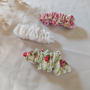 Χειροποίητη μπαρετα μαλλιών hair clip scrunchie με λουλουδάκια με γαλάζια βάση και μήκος 8 cm 1τμχ - ύφασμα, φλοράλ, για τα μαλλιά, δώρα για γυναίκες, hair clips - 2