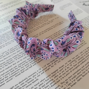 Χειροποίητη scrunchie στέκα μαλλιών υφασμάτινη με βαμβακερο ύφασμα με λουλουδάκια σε λιλά βάση με μήκος 40 cm 1 τμχ - ύφασμα, vintage, φλοράλ, δώρα για γυναίκες, στέκες - 2