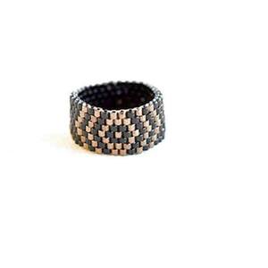 Μαύρο κομψό δαχτυλίδι με μπρονζέ γεωμετρικό σχέδιο , με χάντρες Miyuki delica - χάντρες, miyuki delica, σταθερά, μεγάλα, δώρα για γυναίκες