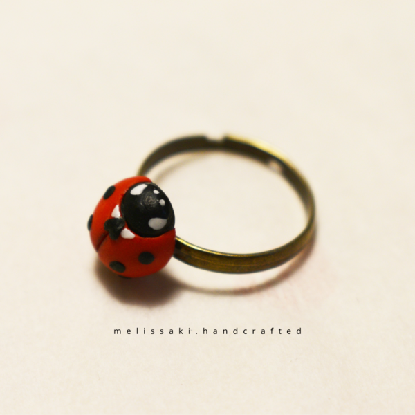 Coccinella | Μπρούτζινο δαχτυλίδι με χειροποίητη πασχαλίτσα από πολυμερικό πηλό (μπρούτζος) (αυξομειούμενο) - πασχαλίτσα, βεράκια, μπρούντζος, άνοιξη, αυξομειούμενα - 2