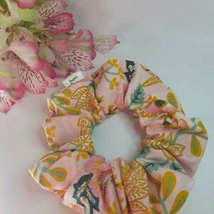 Scrunchie classic floral βαμβακερό ροζ - ύφασμα, χειροποίητα, φλοράλ, λαστιχάκια μαλλιών, 100% βαμβακερό - 2
