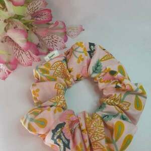 Scrunchie classic floral βαμβακερό ροζ - ύφασμα, χειροποίητα, φλοράλ, λαστιχάκια μαλλιών, 100% βαμβακερό - 2