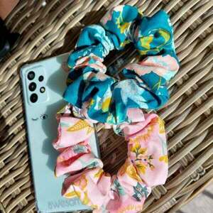 Scrunchie classic floral βαμβακερό ροζ - ύφασμα, χειροποίητα, φλοράλ, λαστιχάκια μαλλιών, 100% βαμβακερό - 3