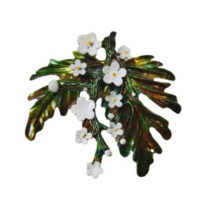 Καρφίτσα "Φύλλα με άσπρα λουλούδια" από μέταλλο βαμμένη στο χέρι 6*6 εκ - ορείχαλκος, λουλούδια, φύλλο