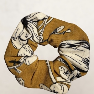 Mustard scrunchie with white flowers - ύφασμα, λαστιχάκια μαλλιών