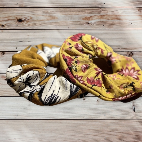 Mustard scrunchie with white flowers - ύφασμα, λαστιχάκια μαλλιών - 3