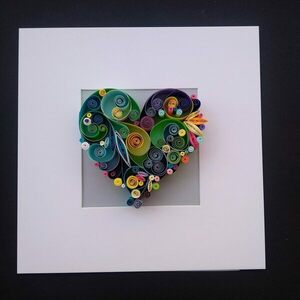 Καρδιά πολύχρωμη φτιαγμένη από χαρτί υψηλής ποιότητας με την τεχνική του quilling. Διαστάσεις 27*27cm. Ύψος κορνίζας 6cm - πίνακες & κάδρα, καρδιά, δώρο - 3