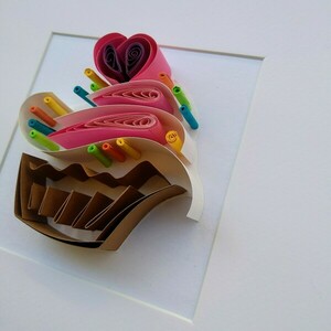 Cupcake σε κορνίζα διαστάσεων 27*27cm. Ένα έργο φτιαγμένο από λωρίδες έγχρωμου χαρτιού με την τεχνική quilling. - πίνακες & κάδρα, δώρο - 3