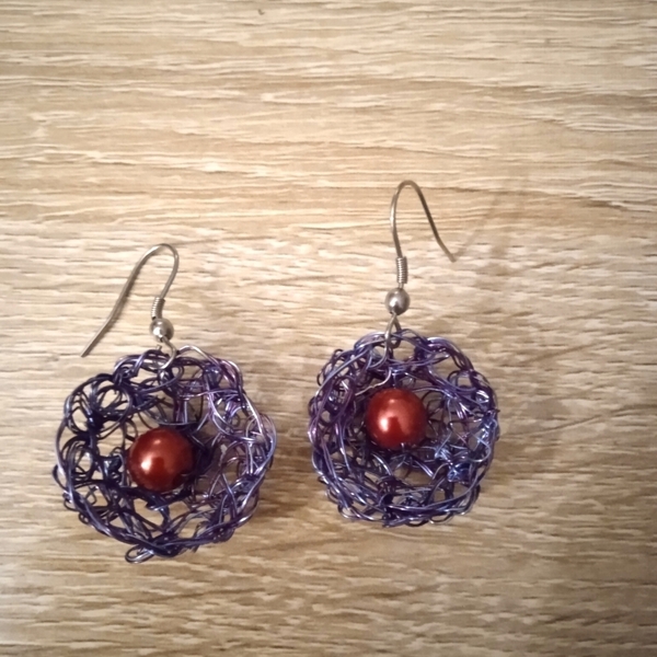 Wire crochet μωβ σκουλαρίκια με χάντρα στο κέντρο τους. - χαλκός, μικρά, κρεμαστά, γάντζος, πλεκτά - 2