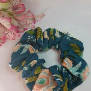 Scrunchie classic floral μπλε - ύφασμα, χειροποίητα, φλοράλ, λαστιχάκια μαλλιών - 3