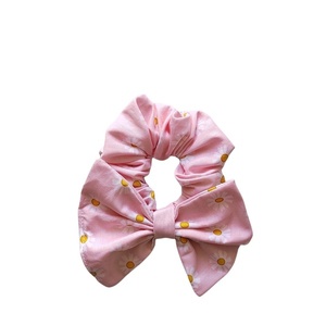 Παιδικό χειροποιητο βαμβακερο λαστιχάκι ροζ scrunchie φιόγκος μαλλιών με μαργαριτες medium size 1τμχ. - δώρο, λαστιχάκι, μαμά και κόρη, πασχαλινά δώρα, αξεσουάρ μαλλιών