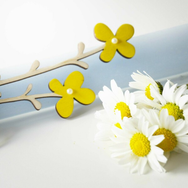 Προσωποποιημένη λαμπάδα με ξύλινα λουλούδια- αρωματική γαλάζια - 30 εκ. - λουλούδια, λαμπάδες, για εφήβους, προσωποποιημένα - 2
