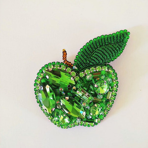Καρφίτσα ¨Πράσινο μήλο¨ από χάντρες και κρύσταλλα. Μέγεθος: 6*5 - χάντρες, δέρμα