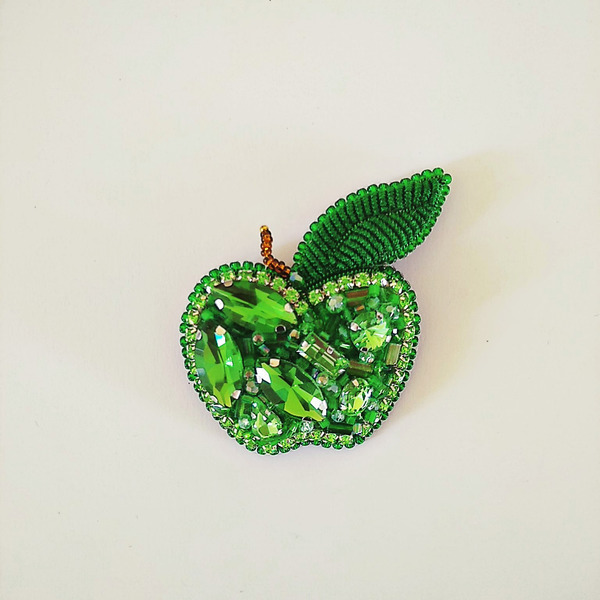 Καρφίτσα ¨Πράσινο μήλο¨ από χάντρες και κρύσταλλα. Μέγεθος: 6*5 - δέρμα, χάντρες - 3