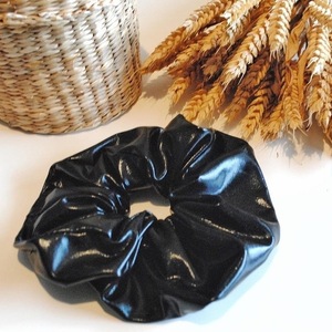 Scrunchies μαύρο βινιλ και ασπρόμαυρο - ύφασμα, λαστιχάκια μαλλιών - 2