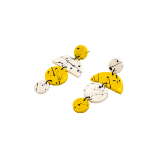 Χειροποίητα κρεμαστά σκουλαρίκια από άσπρο και κίτρινο πολυμερικό πηλό με μαύρες λεπτομέρειες. (μήκος 6-6,5 εκ) - πηλός, κρεμαστά, μεγάλα, καρφάκι