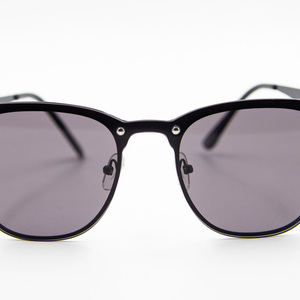 Γυαλιά ηλίου μαύρα μεταλλικά σε μοντέρνο σχεδιασμό με 100% UV προστασία από τον ήλιο - αλυσίδες, γυαλιά ηλίου, κορδόνια γυαλιών, θήκες γυαλιών