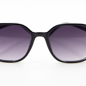 Γυαλιά ηλίου σε μαύρη απόχρωση με πλαστικό υλικό και 100% UV προστασία από τον ήλιο - γυαλιά ηλίου