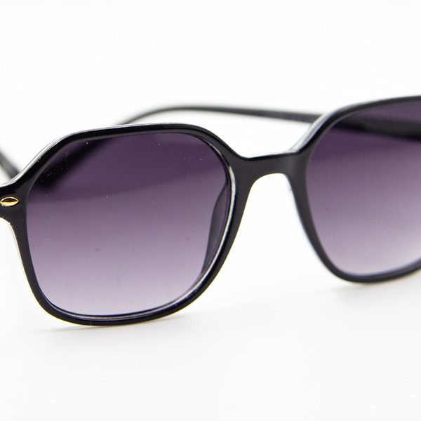 Γυαλιά ηλίου σε μαύρη απόχρωση με πλαστικό υλικό και 100% UV προστασία από τον ήλιο - γυαλιά ηλίου - 2