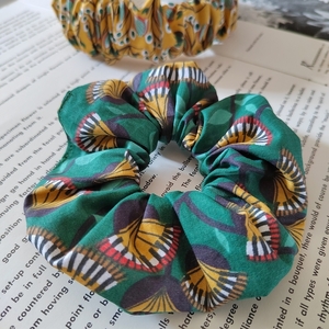 Χειροποιητο υφασμάτινο βαμαβακερο scrunchie λαστιχάκι μαλλιών κοκαλάκι πράσινο σκουρο με λουλούδια αφηρημένα 1τμχ medium size - ύφασμα, vintage, φλοράλ, δώρα για γυναίκες, λαστιχάκια μαλλιών - 3