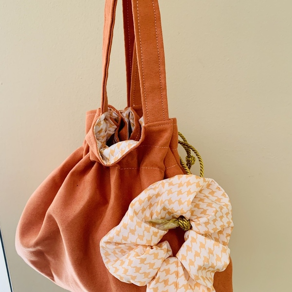 Suede bag with own scrunchie - δέρμα, ώμου, πουγκί, μεγάλες, all day - 2