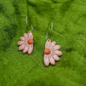 Κρεμαστά ροζ περλέ σκουλαρίκια από πολυμερικό πηλό σε σχήμα λουλούδι (μήκος 5 εκ.) - πηλός, κρίκοι, λουλούδι, φθηνά - 2