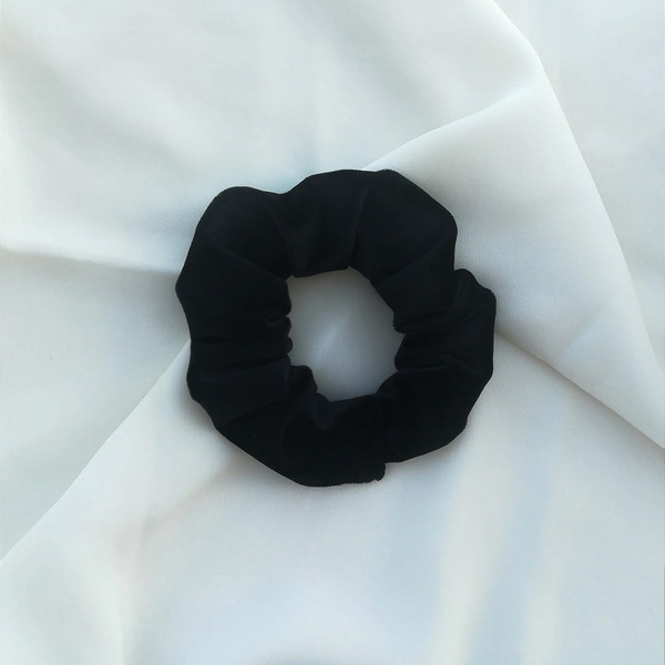 Black velvet petal scrunchie - ύφασμα, βελούδο, λαστιχάκια μαλλιών