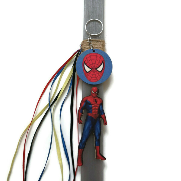 Αρωματική γκρι λαμπάδα με ξύλινη φιγούρα υπηρήρωα Spiderman και αντίστοιχο μπρελόκ, 32 εκατοστά. - αγόρι, λαμπάδες, για παιδιά, για εφήβους, σούπερ ήρωες