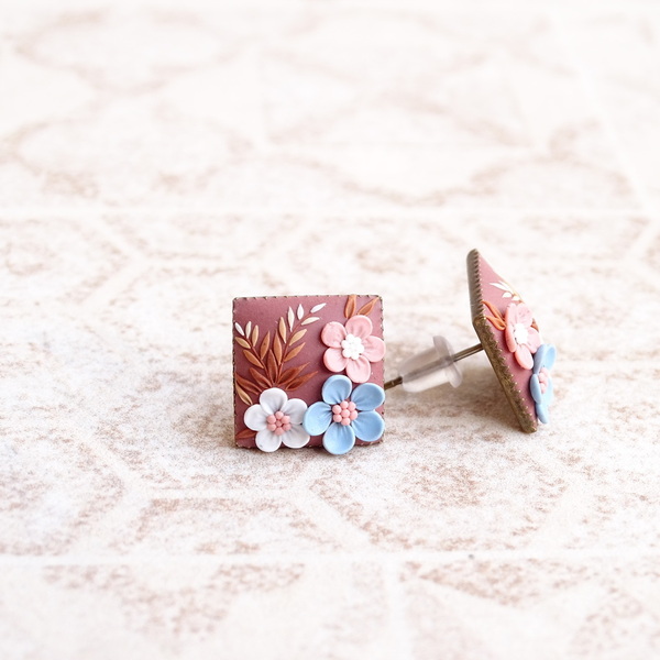 Τετράγωνα σκουλαρίκια καρφωτά κεραμιδί με λουλούδια από πολυμερή πηλό, 12mm - vintage, πηλός, λουλούδι, καρφωτά, καρφάκι - 4