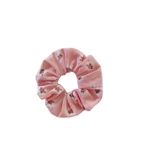Χειροποιητο υφασμάτινο βαμαβακερο ροζ λαστιχάκι μαλλιών scrunchie κοκαλάκι με τριαντάφυλλα vintage 1τμχ medium size - ύφασμα, λαστιχάκια μαλλιών, για τα μαλλιά, δώρα για γυναίκες