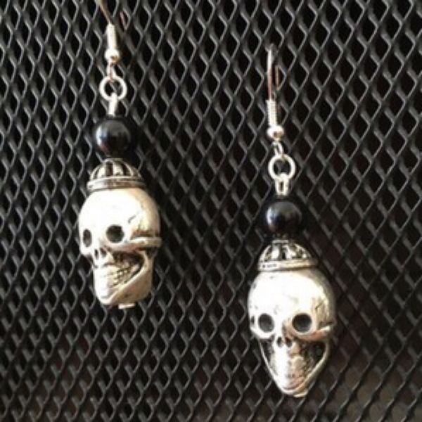 Κρεμαστά σκουλαρίκια με μεταλλικό μοτίφ νεκροκεφαλή και μαύρη χάντρα - ορείχαλκος, χειροποίητα, κρεμαστά, γάντζος - 2