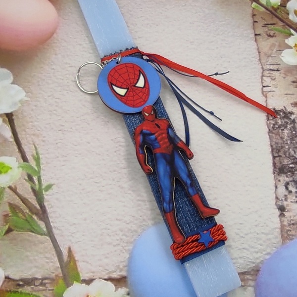 Αρωματική γαλάζια πλακέ λαμπάδα 30cm με ξύλινη φιγούρα και μπρελόκ άνθρωπος αράχνη - αγόρι, λαμπάδες, για παιδιά, σούπερ ήρωες - 3