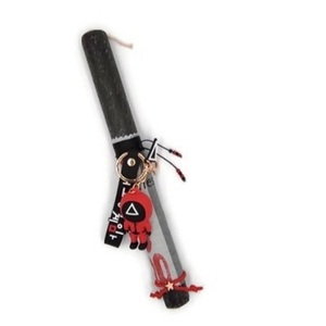 Αρωματική μαύρη στρόγγυλη ξυστή λαμπάδα 30cm, με μπρελόκ Κόκκινο ανθρωπάκι- Παιχνίδι του Καλαμαριού - λαμπάδες, για ενήλικες, για εφήβους, μπρελοκ κλειδιών, Squid game