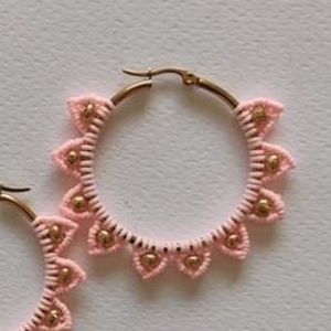 Σκουλαρίκια μακραμέ σε απαλό ροζ χρώμα με χρυσές χάντρες. - μακραμέ, κρίκοι, χάντρες, ατσάλι, μεγάλα - 2