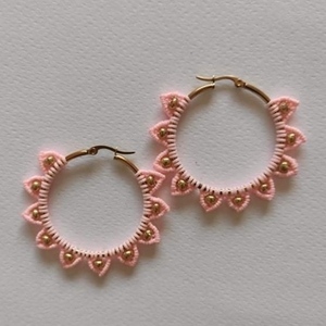 Σκουλαρίκια μακραμέ σε απαλό ροζ χρώμα με χρυσές χάντρες. - μακραμέ, κρίκοι, χάντρες, ατσάλι, μεγάλα - 3