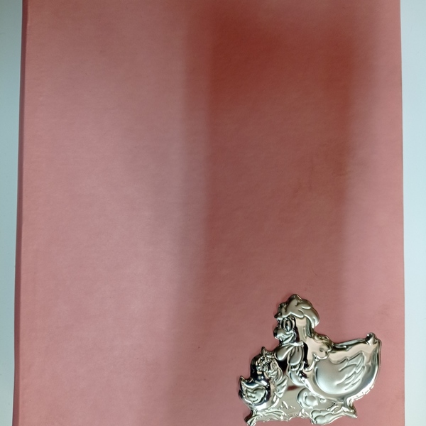 Αλμπουμ Παιδικο ροζ χρωματος με ασημενια φιγουρα κοτολουλα με σφραγισμενο το βαρος του ασημιου 925% διασταση 26-21