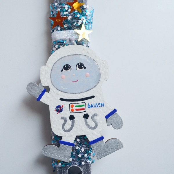 Πασχαλινή λαμπάδα ύψους 30 ε. με γκρι ξυστό και αρωματικό κερί, στολισμένη με έναν ξύλινο, χειροποίητο αστροναύτη με όνομα παιδιού - αγόρι, λαμπάδες, για παιδιά, προσωποποιημένα - 2