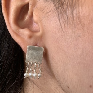 Καρφωτά χειροποίητα σκουλαρίκια από ασήμι 925 σε τετράγωνο σχήμα στολισμένα με μικρές στρογγυλές ημιπολύτιμες πέτρες μαργαριτάρια - ασήμι, ημιπολύτιμες πέτρες, μαργαριτάρι, επάργυρα, καρφωτά - 2