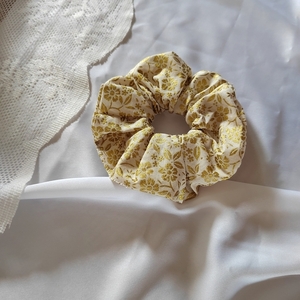 Χειροποιητο υφασμάτινο λαστιχάκι μαλλιών scrunchie κοκαλάκι με χρυσά λουλούδια και με βάση off white χρωμα medium size 1τμχ - ύφασμα, λουλούδια, πασχαλινά δώρα, δώρα για γυναίκες, λαστιχάκια μαλλιών - 2