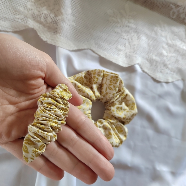 Χειροποίητη υφασματινη scrunchie μπαρετα μαλλιών κοκαλάκι με χρυσά λουλουδια 1τμχ 8cm - ύφασμα, vintage, δώρα για γυναίκες, hair clips - 4