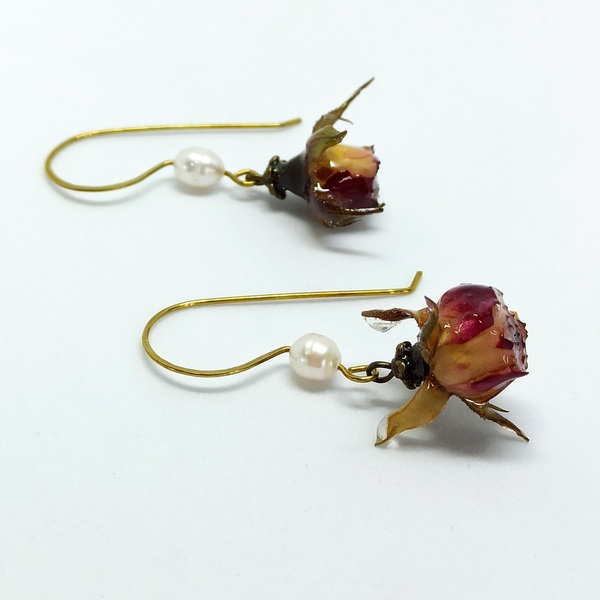 Σκουλαρίκια κρεμαστά από μπρούντζο, τριαντάφυλλα και μαργαριτάρια-μήκος 5εκ - μαργαριτάρι, λουλούδι, μπρούντζος, κρεμαστά, εποξική ρητίνη - 2