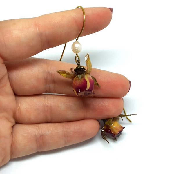 Σκουλαρίκια κρεμαστά από μπρούντζο, τριαντάφυλλα και μαργαριτάρια-μήκος 5εκ - μαργαριτάρι, λουλούδι, μπρούντζος, κρεμαστά, εποξική ρητίνη - 4