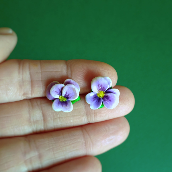 Σκουλαρίκια μωβ πανσέ απο πηλό 1,5 cm. - πηλός, λουλούδι, καρφωτά, μικρά, καρφάκι - 3