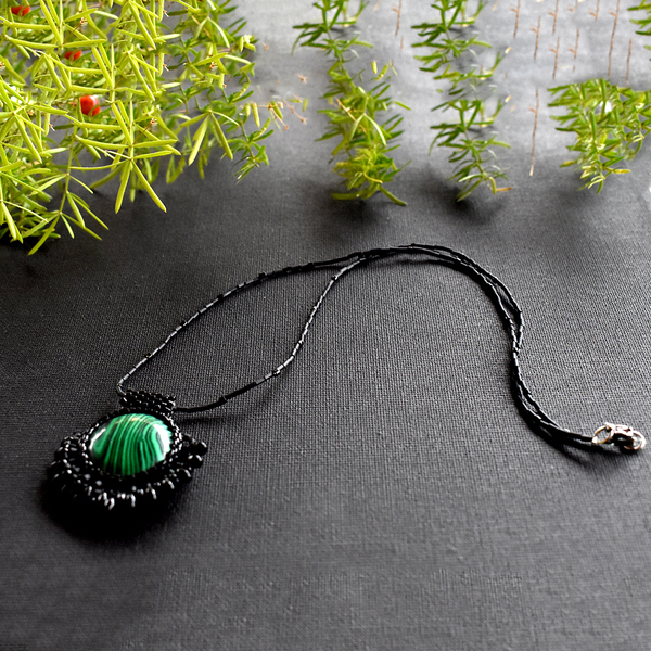 Κολιέ χειροποίητο σε μαύρο και πράσινο χρώμα , δέσιμο πέτρας με miyuki - ημιπολύτιμες πέτρες, χάντρες, miyuki delica, κοντά - 3